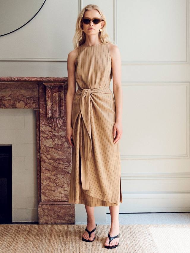 Платье с завязками на талии от фрэнки VIVERE, бежевый
Платье с завязками на талии от фрэнки VIVERE, бежевый