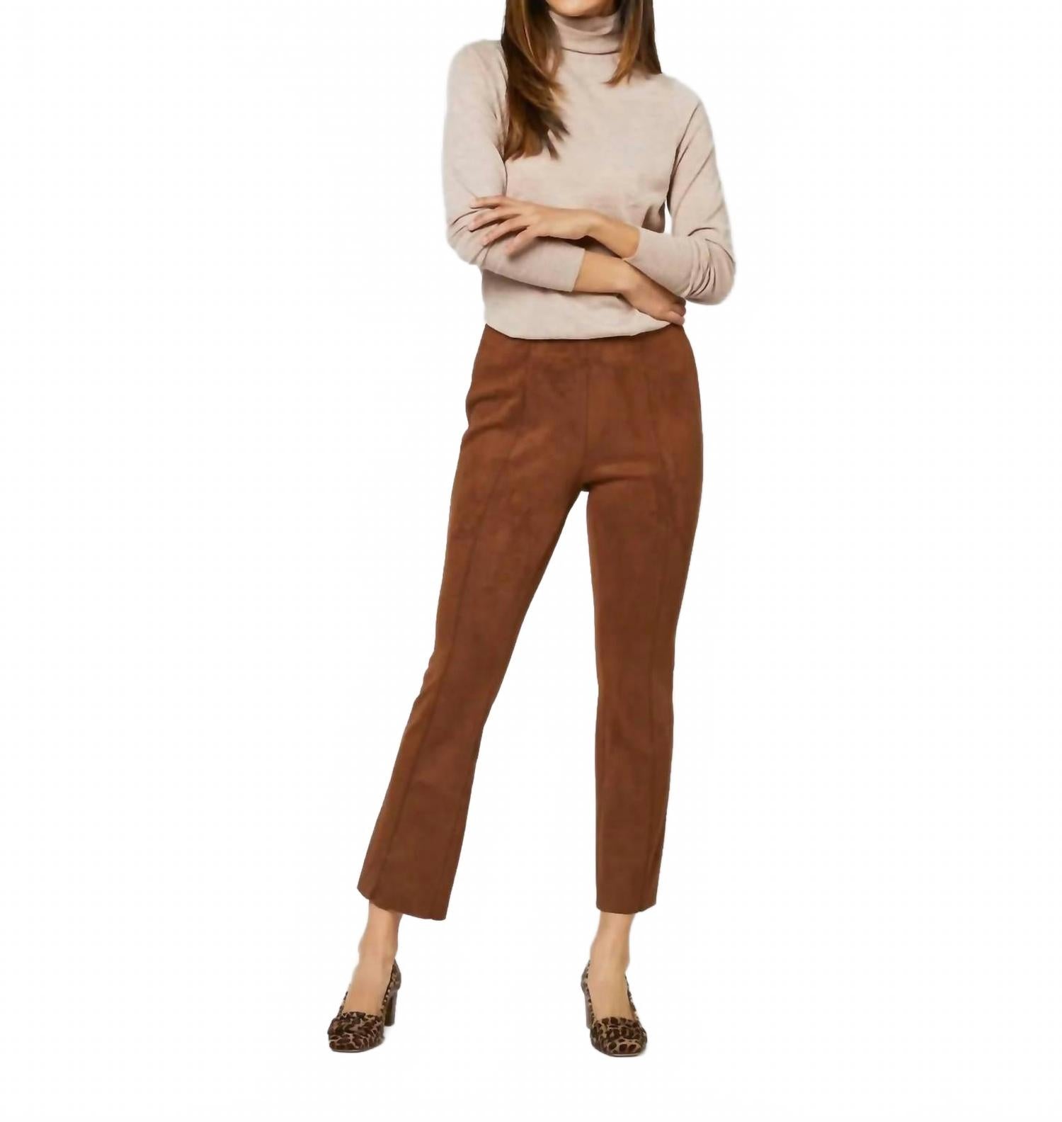 Faye Flare - укороченные брюки с контрастными швами в веганской замше цвета коньяк Ann Mashburn, Cognac Vegan Suede
Faye Flare - укороченные брюки с контрастными швами в веганской замше цвета коньяк Ann Mashburn, Cognac Vegan Suede