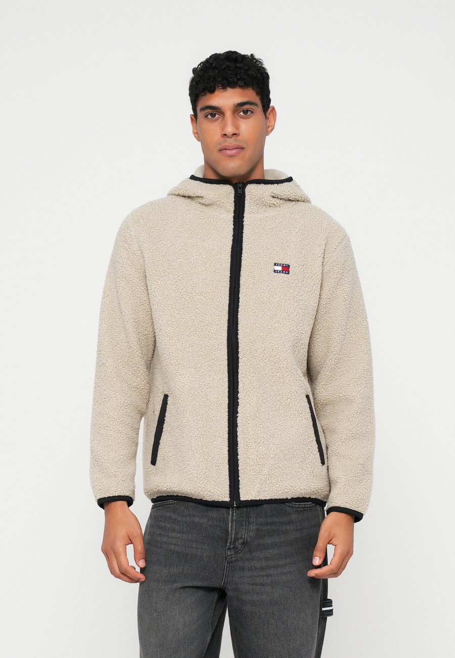 Флисовая куртка Tommy Jeans BADGE ZIP UNISEX, Gulf Sand/Beige
Флисовая куртка Tommy Jeans BADGE ZIP UNISEX, Gulf Sand/Beige