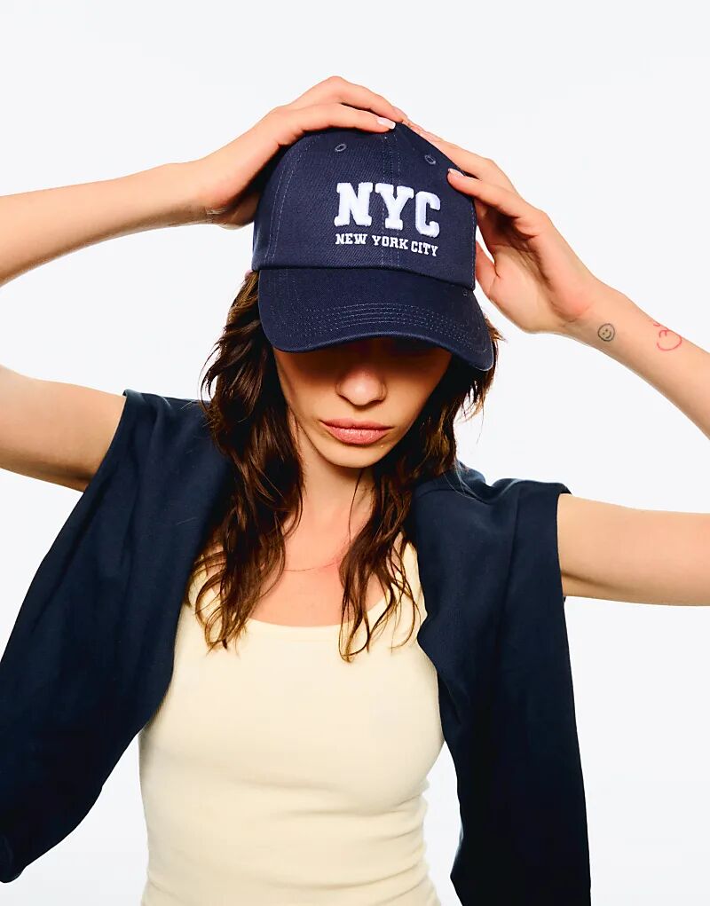 Вышитая кепка Bershka синего цвета
Вышитая кепка Bershka синего цвета