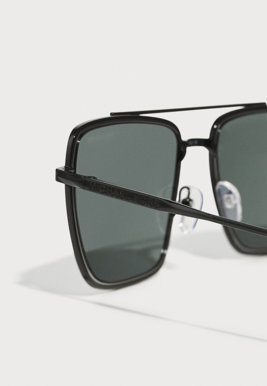 Солнцезащитные очки BLUE RIDGE Michael Kors, черный
Солнцезащитные очки BLUE RIDGE Michael Kors, черный