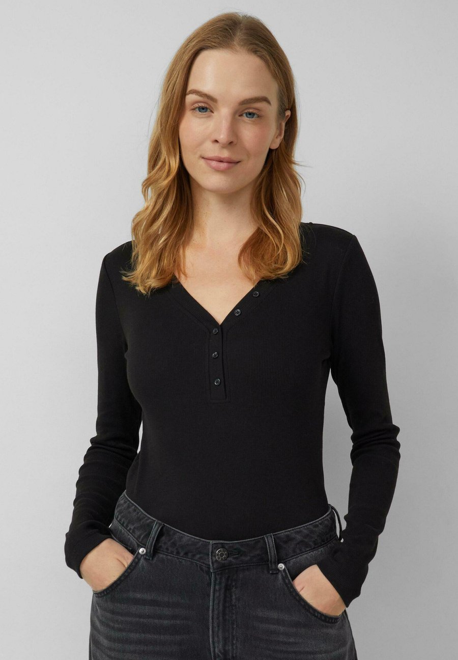 Топ s.Oliver Long sleeved top, Schwarz/Black
Топ s.Oliver Long sleeved top, Schwarz/Black