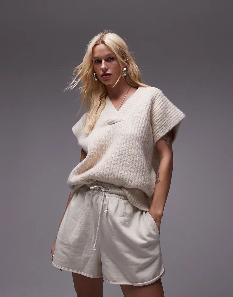 Трикотажный свободный пушистый топ в рубчик с V-образным вырезом овсяного цвета Topshop
Трикотажный свободный пушистый топ в рубчик с V-образным вырезом овсяного цвета Topshop