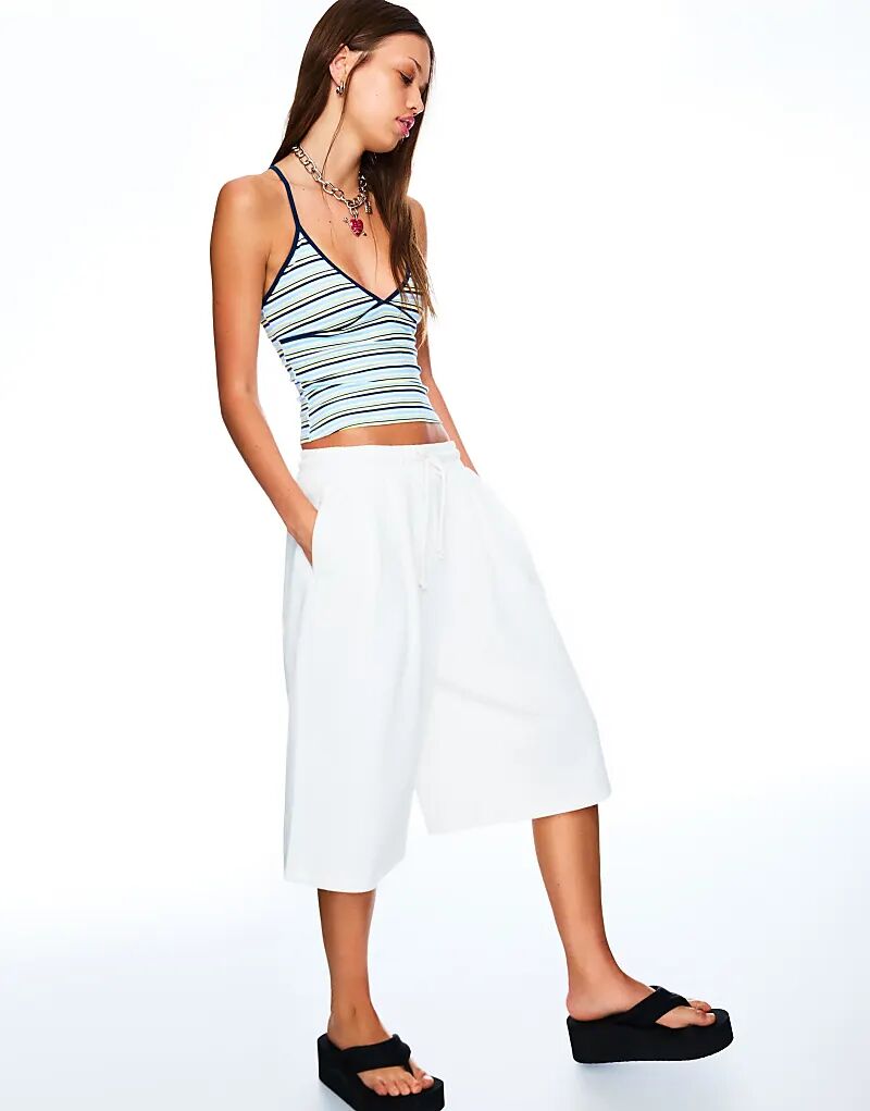 Бермуды Bershka с эластичным поясом белого цвета
Бермуды Bershka с эластичным поясом белого цвета