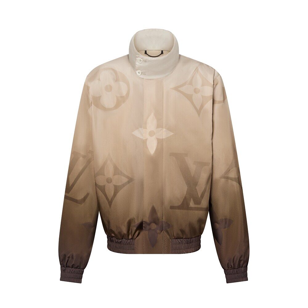 Легкая нейлоновая ветровка с монограммным принтом Louis Vuitton, бежевый
Легкая нейлоновая ветровка с монограммным принтом Louis Vuitton, бежевый