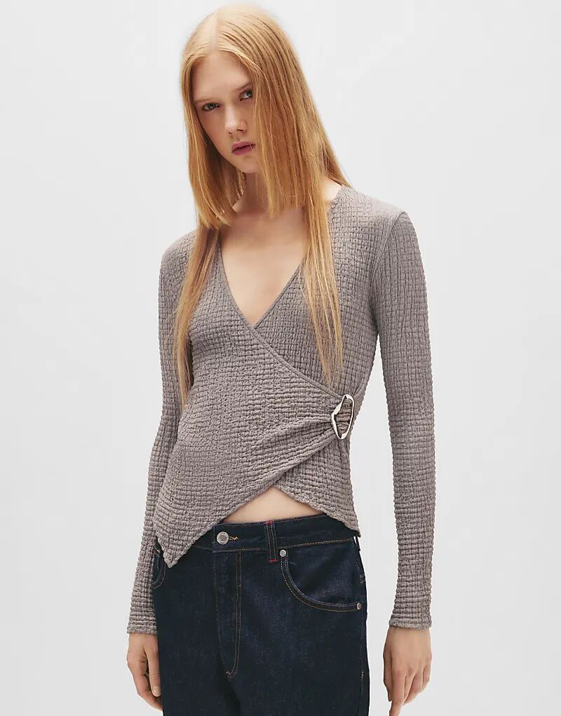 Креповый топ Pull&Bear Crossover с пряжкой серого цвета
Креповый топ Pull&Bear Crossover с пряжкой серого цвета