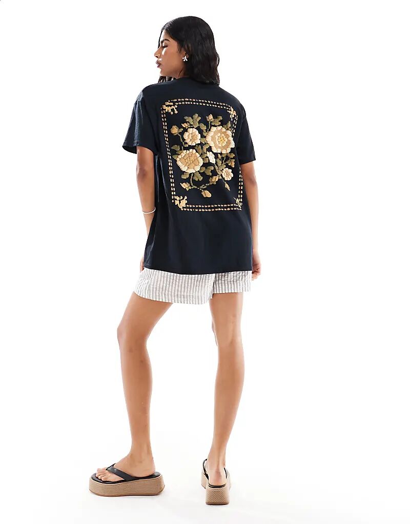 Футболка Miss Selfridge свободного кроя с цветочным принтом в черном цвете
Футболка Miss Selfridge свободного кроя с цветочным принтом в черном цвете