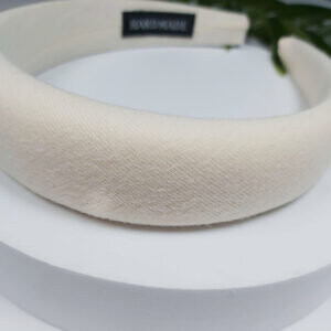 Ободок для волос Yeye цвета экрю ручной работы
Ободок для волос Yeye цвета экрю ручной работы