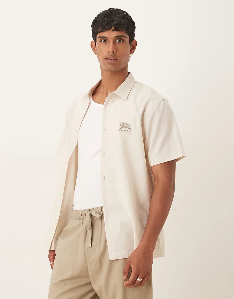 Рубашка ASOS DESIGN классического кроя с вышивкой на груди бежевого цвета
Рубашка ASOS DESIGN классического кроя с вышивкой на груди бежевого цвета