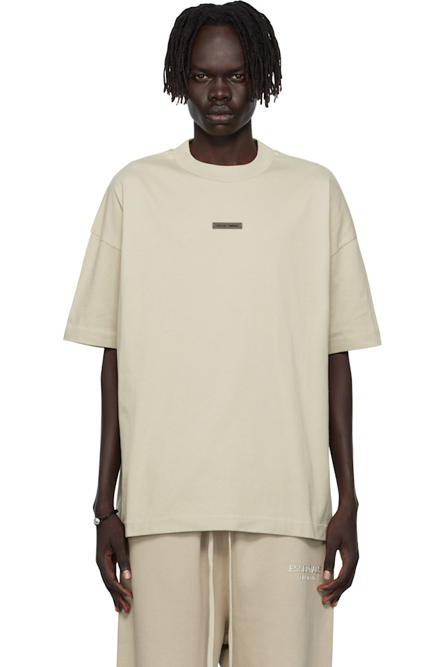 Fear Of God Essentials Классическая футболка бежевого цвета
Fear Of God Essentials Классическая футболка бежевого цвета