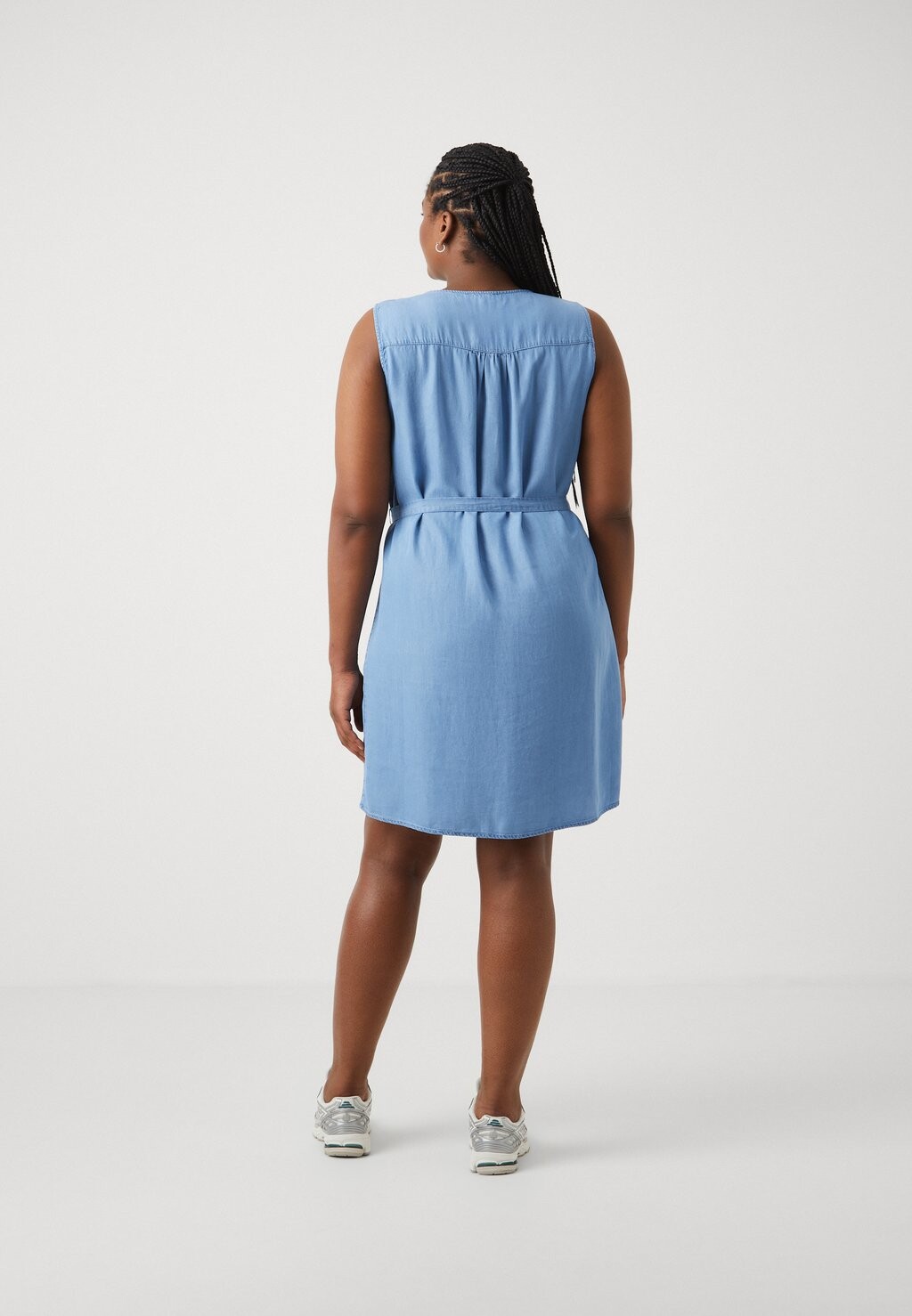 Джинсовое платье CARLAURA V NECK DRESS ONLY Carmakoma, синий деним
Джинсовое платье CARLAURA V NECK DRESS ONLY Carmakoma, синий деним