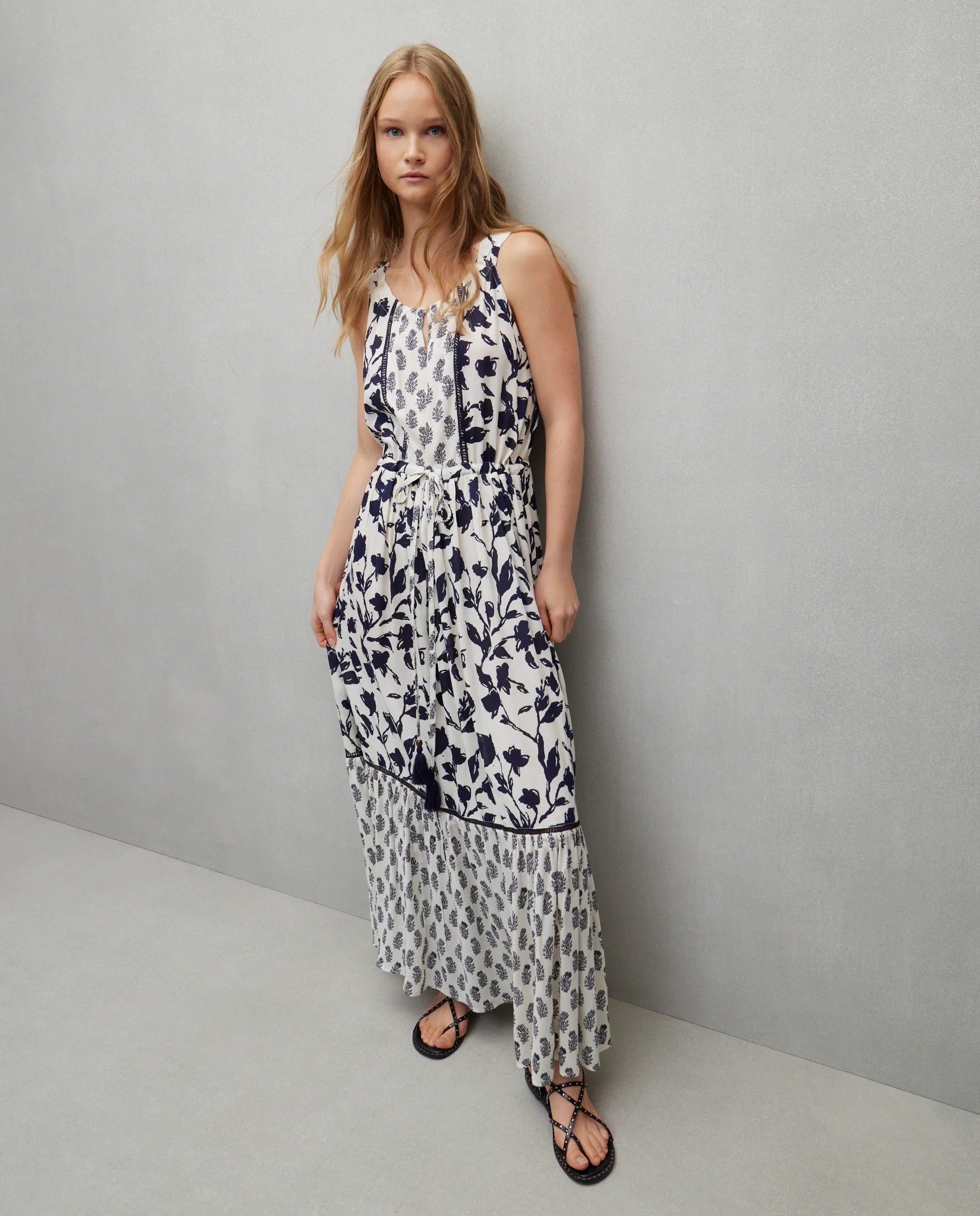 Длинное платье без рукавов с цветочной вышивкой Easy Wear, песочный
Длинное платье без рукавов с цветочной вышивкой Easy Wear, песочный