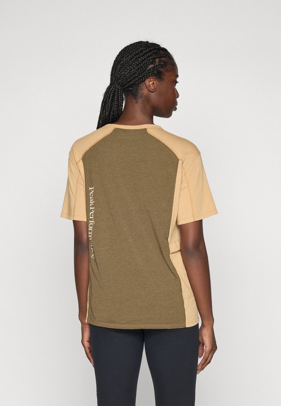 Футболка Peak Performance TRAIL , Sierra Sand/Meadow Moss/Sand
Футболка Peak Performance TRAIL , Sierra Sand/Meadow Moss/Sand