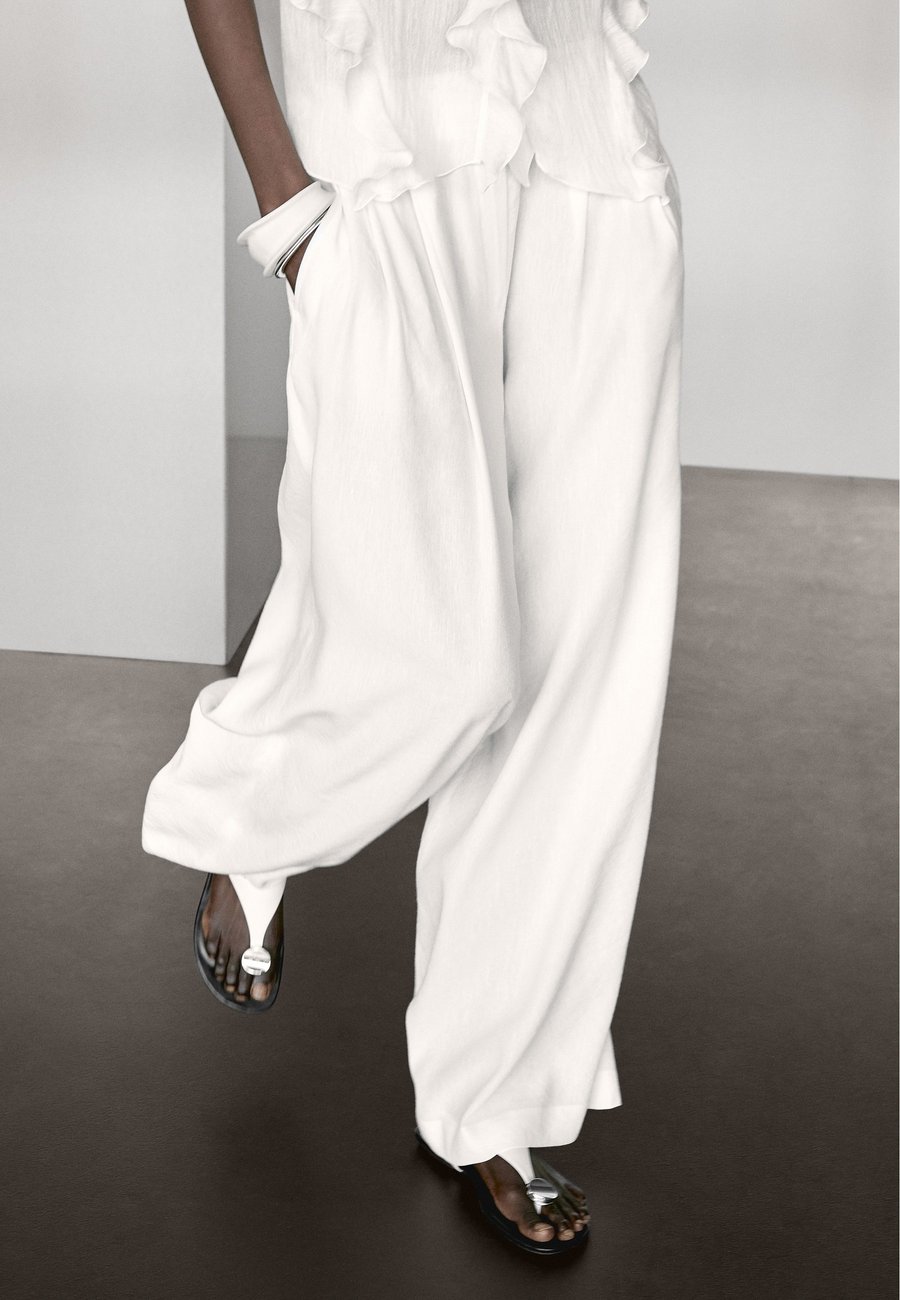 Брюки Massimo Dutti DARTED PALAZZO, White
Брюки Massimo Dutti DARTED PALAZZO, White