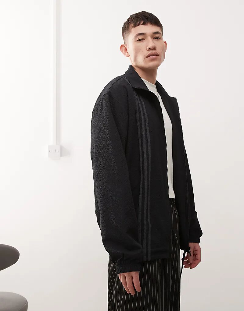 Спортивная майка adidas Originals Firebird с вертикальными тремя полосками черного цвета
Спортивная майка adidas Originals Firebird с вертикальными тремя полосками черного цвета