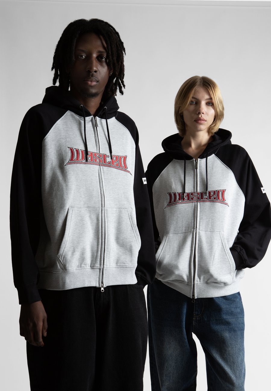 Толстовка Wasted Paris PUSHER BOXY ZIP UNISEX, Black/Ash Grey/Light Grey
Толстовка Wasted Paris PUSHER BOXY ZIP UNISEX, Black/Ash Grey/Light Grey