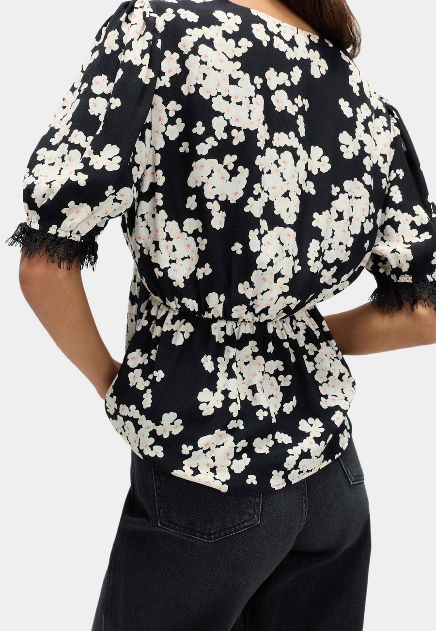 Блуза Marks & Spencer FLORAL V NECK BOW LACE DETAIL, Pink Mix/Light Pink
Блуза Marks & Spencer FLORAL V NECK BOW LACE DETAIL, Pink Mix/Light Pink