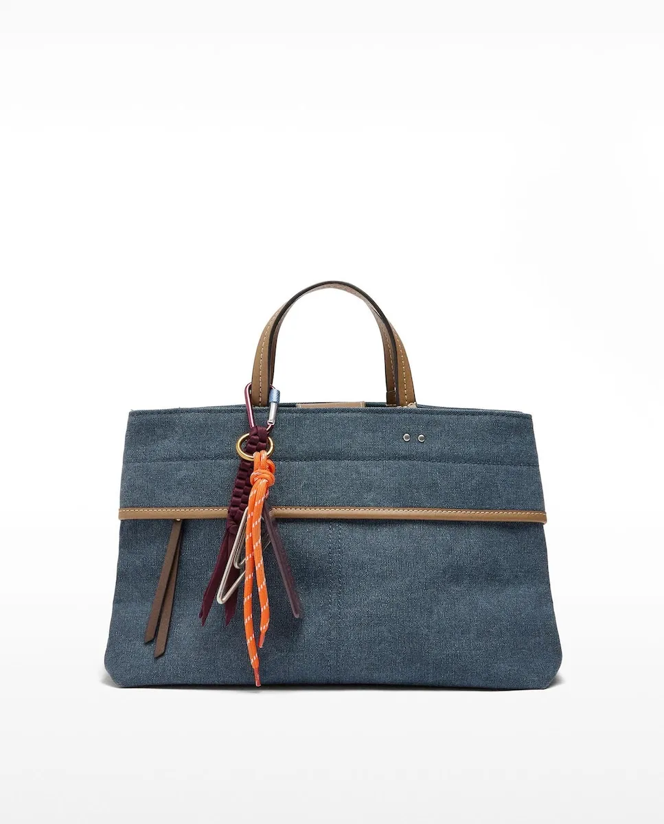 Сумка-тоут с возможностью ношения через плечо, несколькими отделениями и магнитной застежкой со съемным брелоком Parfois, темно-синий
Сумка-тоут с возможностью ношения через плечо, несколькими отделениями и магнитной застежкой со съемным брелоком Parfois, темно-синий