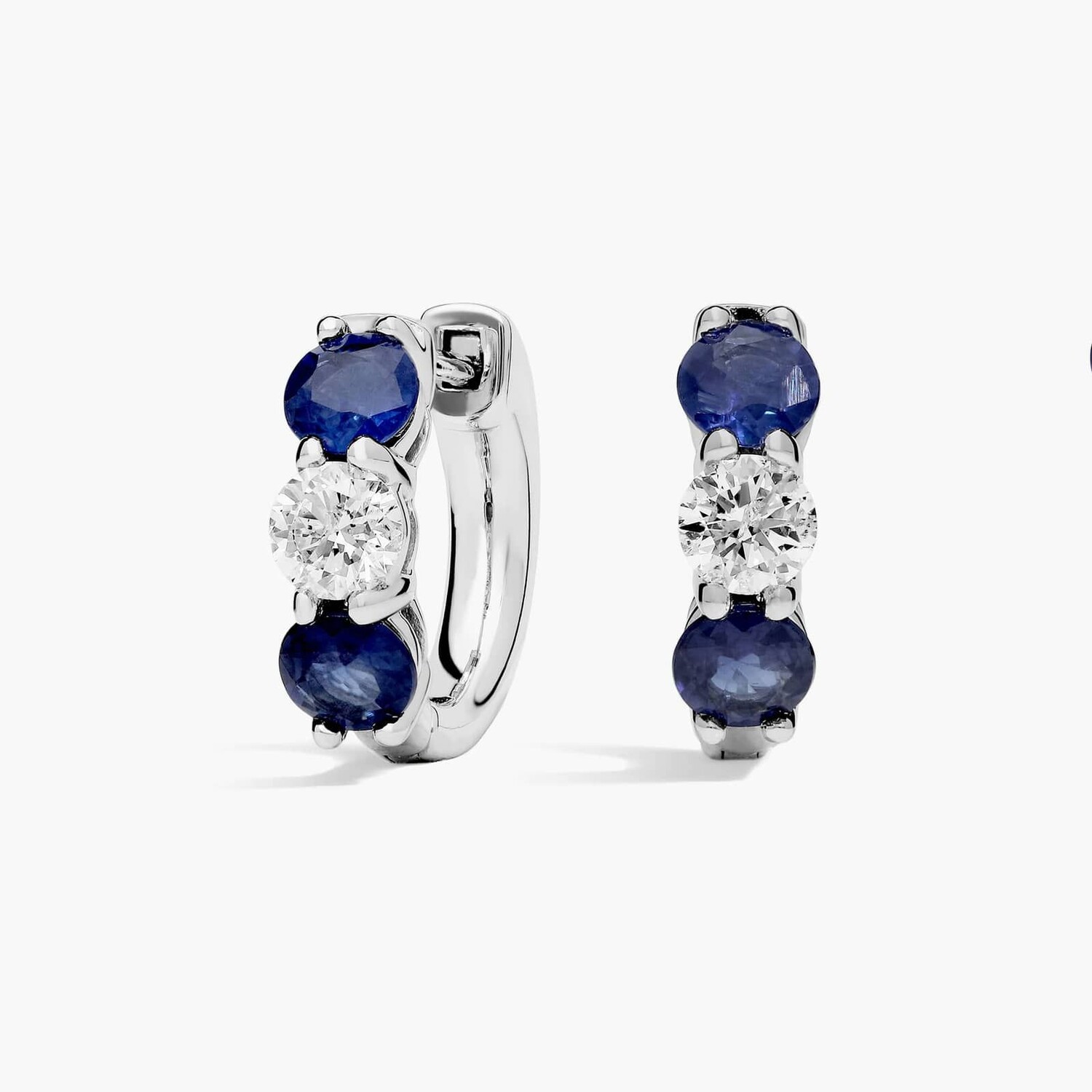 Серьги-хаги с бриллиантами и сапфирами спереди из 14-каратного белого золота Blue Nile 
Серьги-хаги с бриллиантами и сапфирами спереди из 14-каратного белого золота Blue Nile
