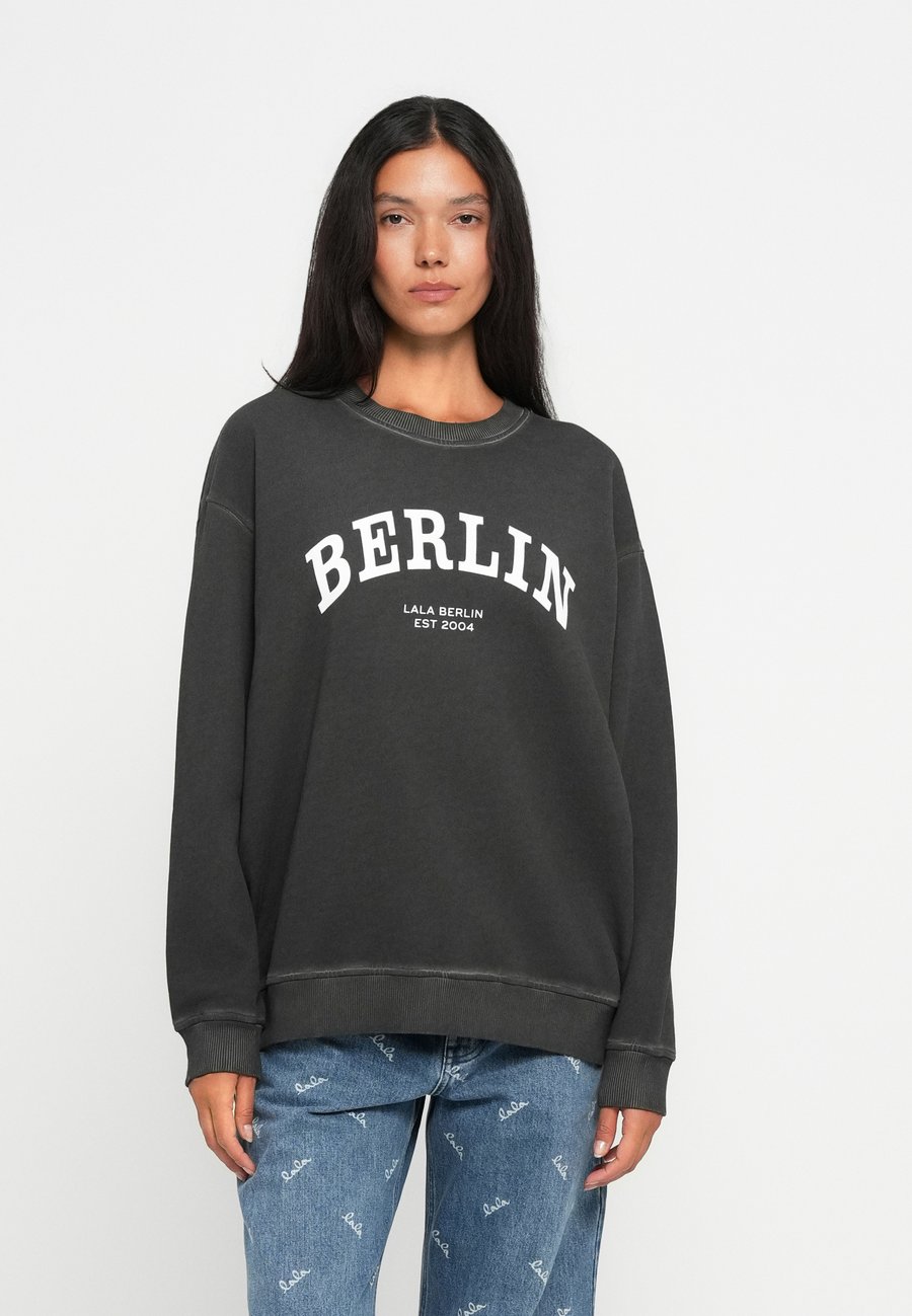 Толстовка lala Berlin SWEATSHIRT BERLIN , Washed Black/Black, Черный, Толстовка lala Berlin SWEATSHIRT BERLIN , Washed Black/Black
Толстовка lala Berlin SWEATSHIRT BERLIN , Washed Black/Black, Черный, Толстовка lala Berlin SWEATSHIRT BERLIN , Washed Black/Black
