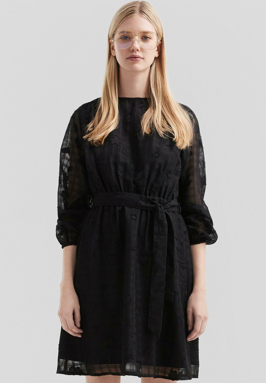 Платье QS KURZES MIT KAROMUSTER UND BLUMEN, Schwarz/Black
Платье QS KURZES MIT KAROMUSTER UND BLUMEN, Schwarz/Black