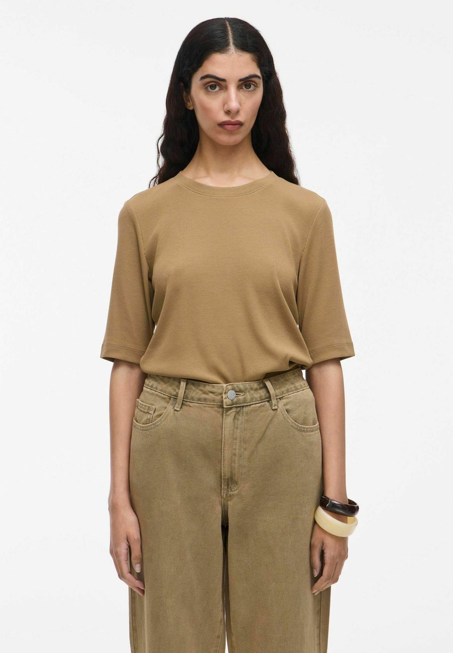 Футболка Rouge Edit Basic T-shirt, Petrified Oak/Mottled Dark Green, Зеленый, Футболка Rouge Edit Basic T-shirt, Petrified Oak/Mottled Dark Green
Футболка Rouge Edit Basic T-shirt, Petrified Oak/Mottled Dark Green, Зеленый, Футболка Rouge Edit Basic T-shirt, Petrified Oak/Mottled Dark Green