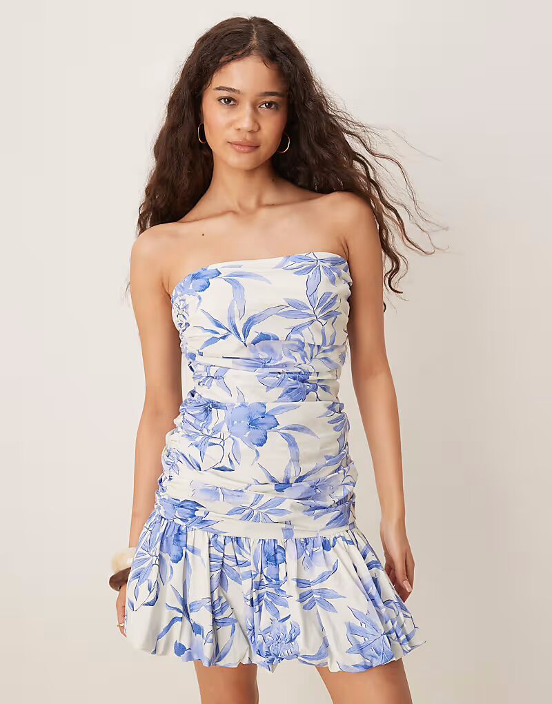 Мини-платье-бандо Briony с подолом-пузырьком от Nobody's Child в синем цветочном стиле 
Мини-платье-бандо Briony с подолом-пузырьком от Nobody's Child в синем цветочном стиле