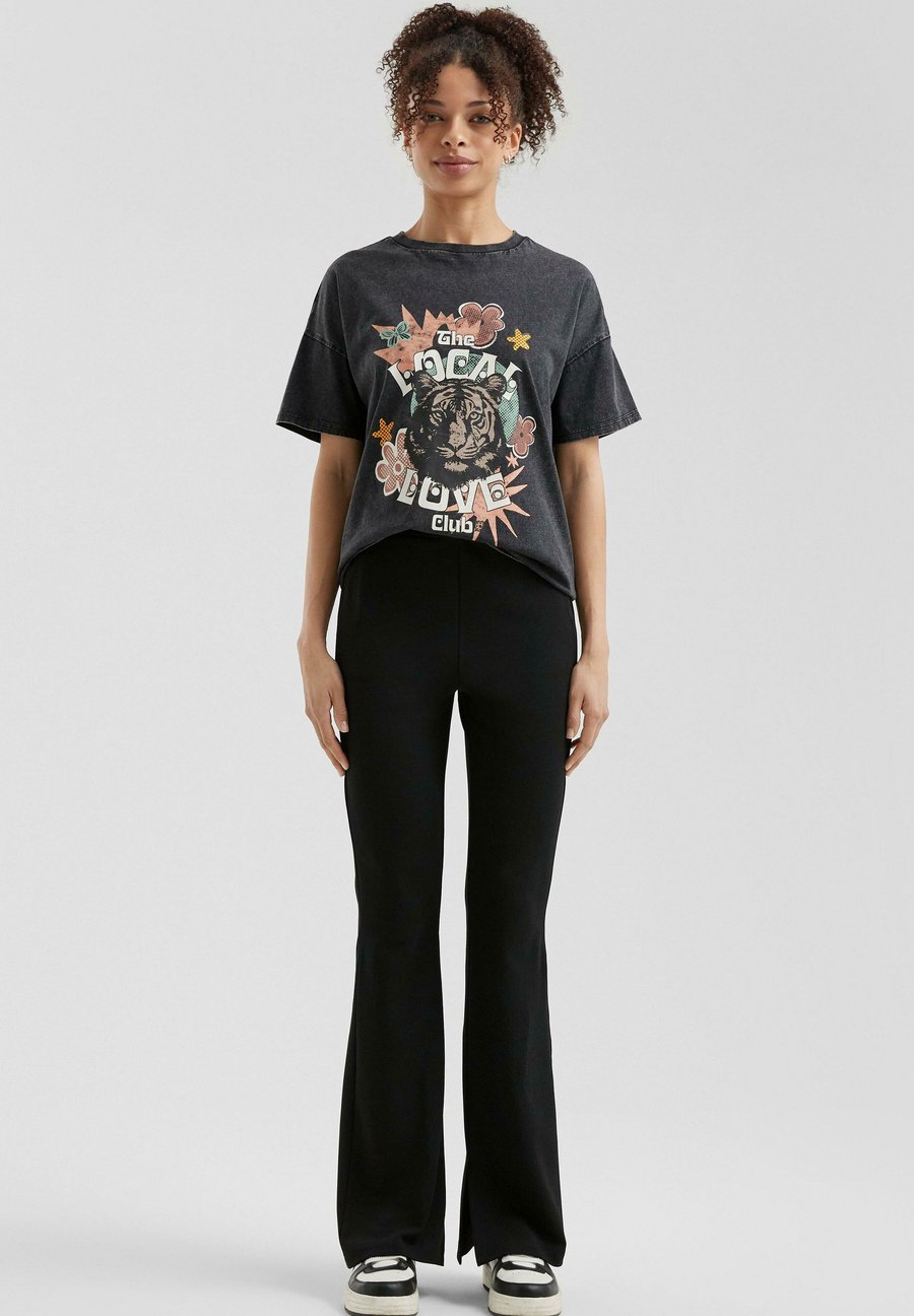 Брюки QS AUS INTERLOCK MIT AUSGESTELLTEM BEIN, Schwarz/Black
Брюки QS AUS INTERLOCK MIT AUSGESTELLTEM BEIN, Schwarz/Black