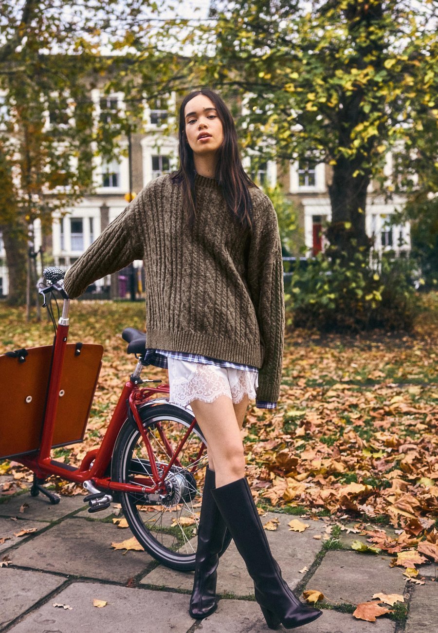 Джемпер Bershka CABLE, Dark Brown
Джемпер Bershka CABLE, Dark Brown