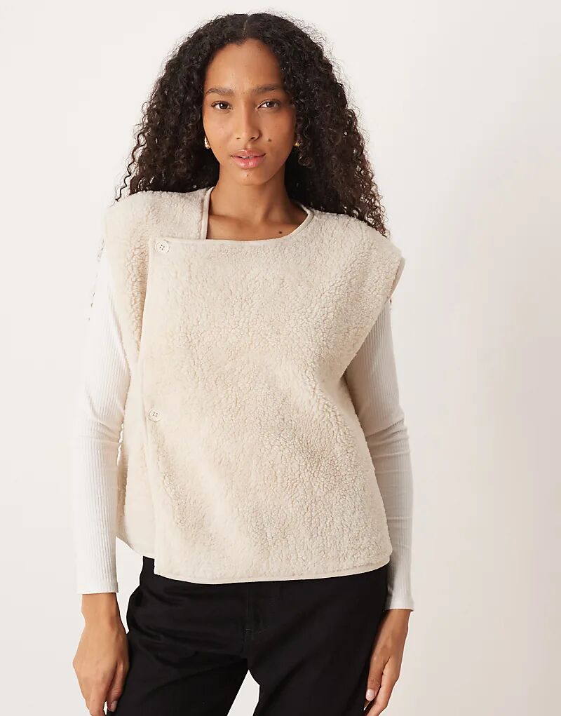 Жилет из искусственного флиса ASOS DESIGN кремового цвета с пуговицами по бокам
Жилет из искусственного флиса ASOS DESIGN кремового цвета с пуговицами по бокам