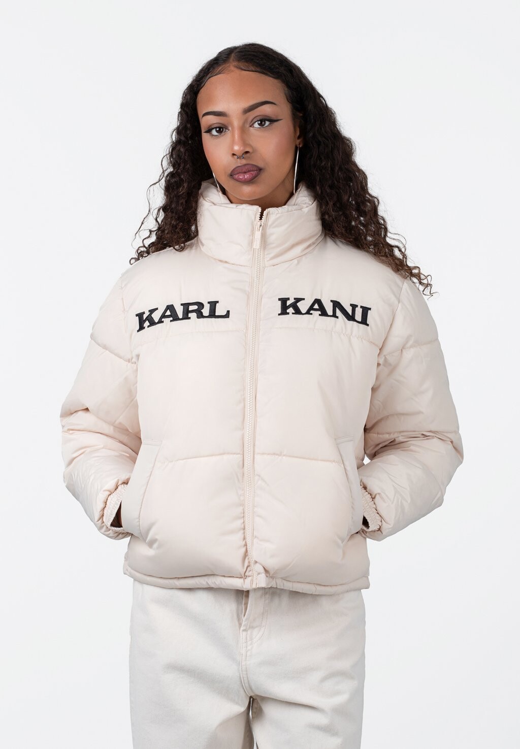 Куртка Karl Kani RETRO ESSENTIAL PUFFER, кремовый, Бежевый, Куртка Karl Kani RETRO ESSENTIAL PUFFER, кремовый
Куртка Karl Kani RETRO ESSENTIAL PUFFER, кремовый, Бежевый, Куртка Karl Kani RETRO ESSENTIAL PUFFER, кремовый