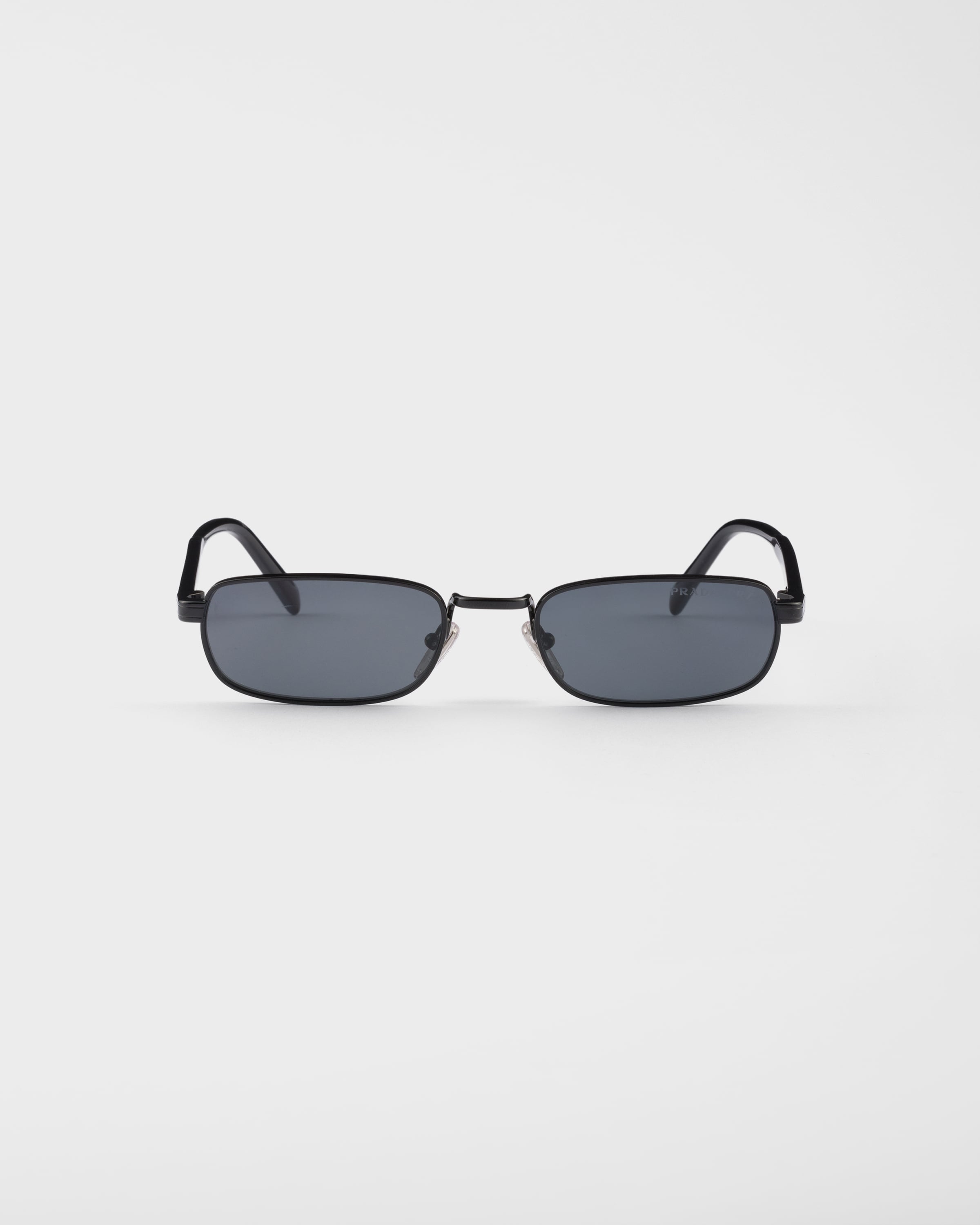 Солнцезащитные очки с культовой металлической табличкой Prada, черный
Солнцезащитные очки с культовой металлической табличкой Prada, черный