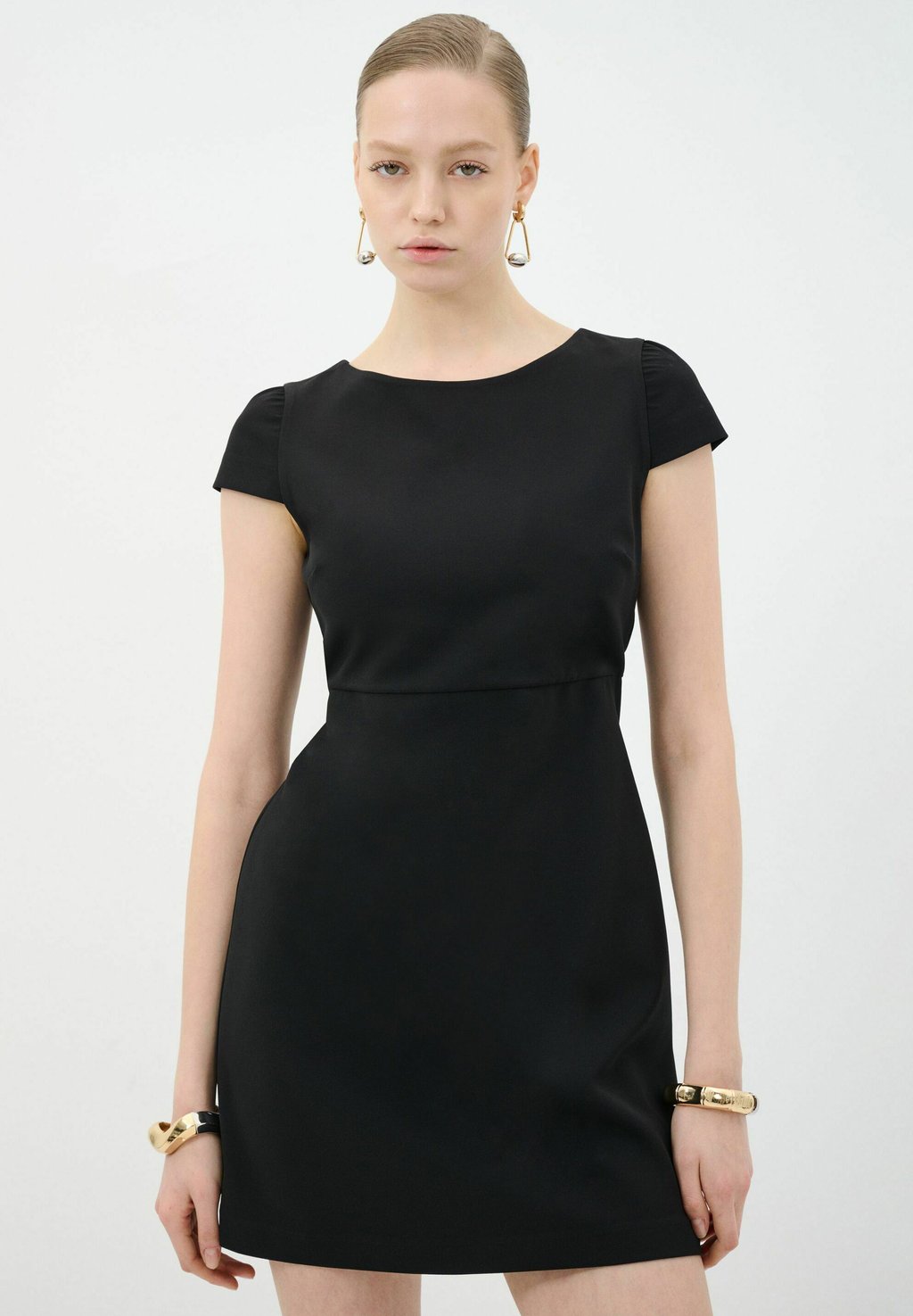 Платье-трансформер CUT OUT DETAILED adL, черный
Платье-трансформер CUT OUT DETAILED adL, черный