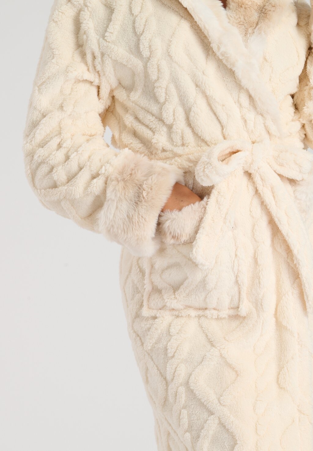 Халат CABLE SHERPA FAUX FUR TRIM HOODED MIDI Loungeable, молочный
Халат CABLE SHERPA FAUX FUR TRIM HOODED MIDI Loungeable, молочный