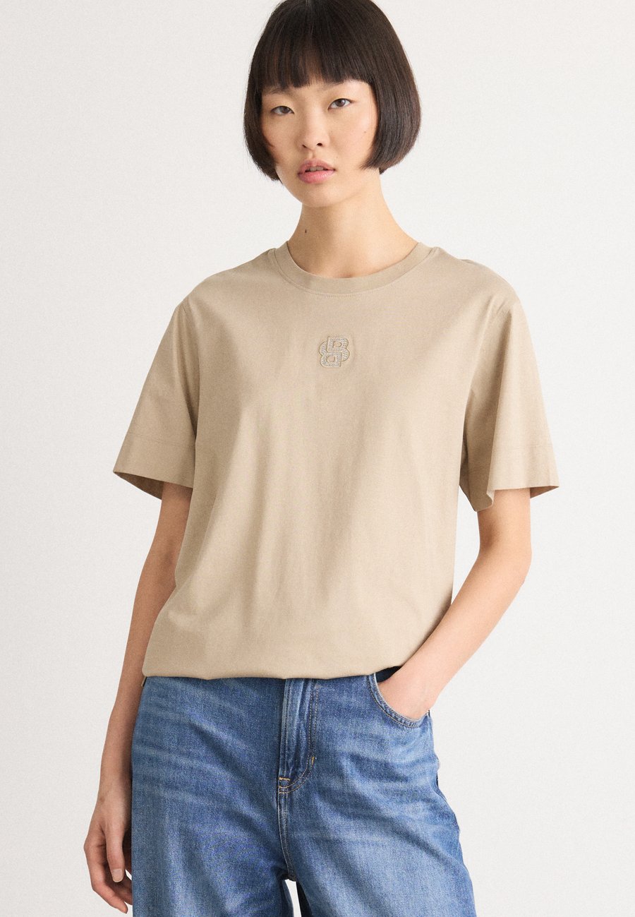 Футболка BOSS ELPHA PLACED, Light Beige/Beige
Футболка BOSS ELPHA PLACED, Light Beige/Beige