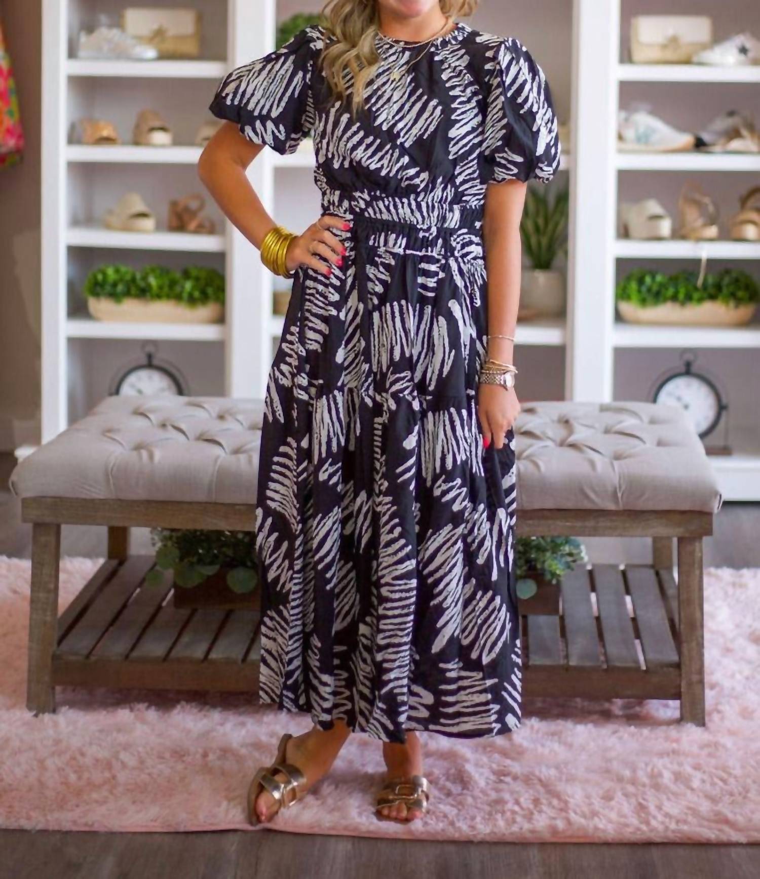 Черное платье с принтом и длинными рукавами-фонариками THML
Черное платье с принтом и длинными рукавами-фонариками THML