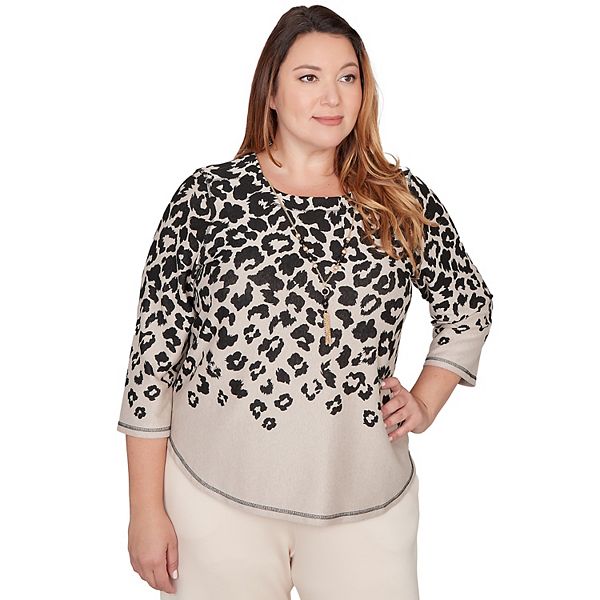 Плюс сайз топ с принтом животного мира и воротником-стойкой Alfred Dunner
Плюс сайз топ с принтом животного мира и воротником-стойкой Alfred Dunner