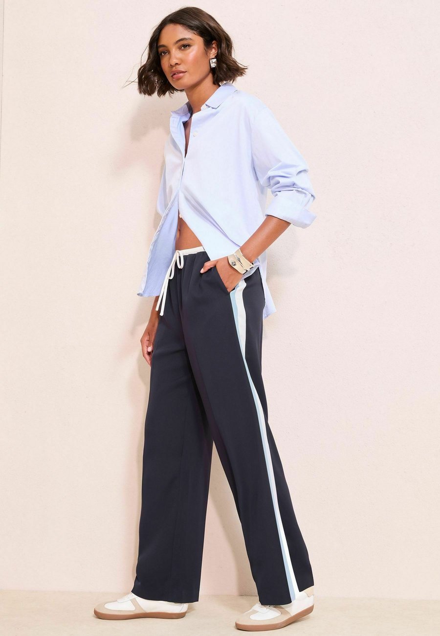Брюки Friends Like These PULL ON SIDE STRIPE , Navy/Blue
Брюки Friends Like These PULL ON SIDE STRIPE , Navy/Blue