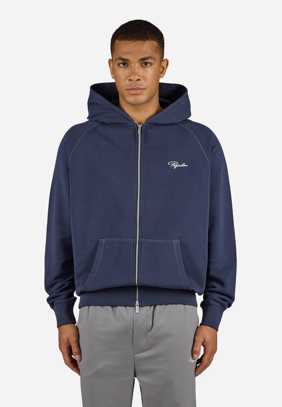 Толстовка Pegador SIGNAR, Washed Indigo Navy/White/Blue
Толстовка Pegador SIGNAR, Washed Indigo Navy/White/Blue