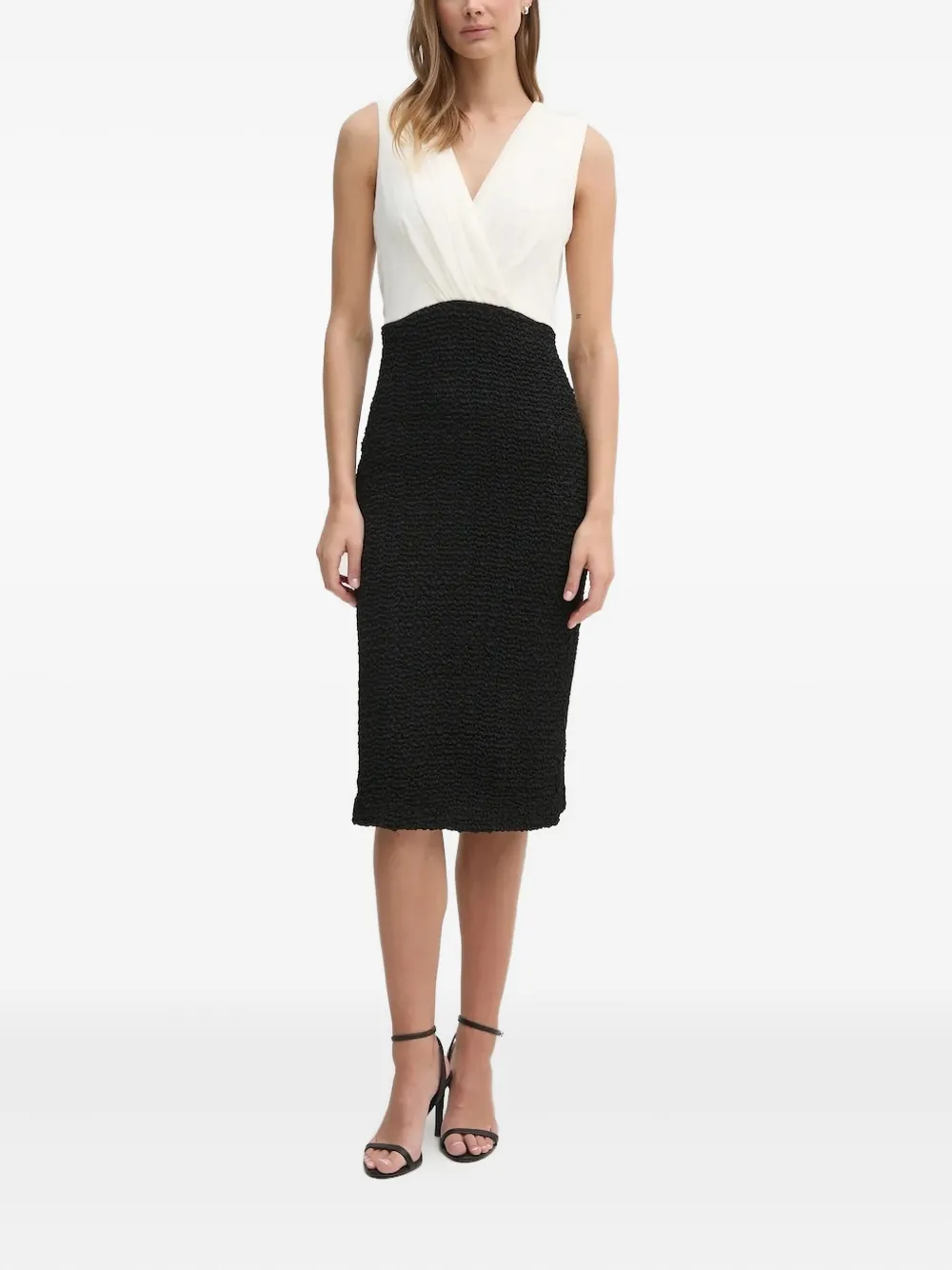 Платье миди с V-образным вырезом и текстурированной отделкой DKNY, белый
Платье миди с V-образным вырезом и текстурированной отделкой DKNY, белый