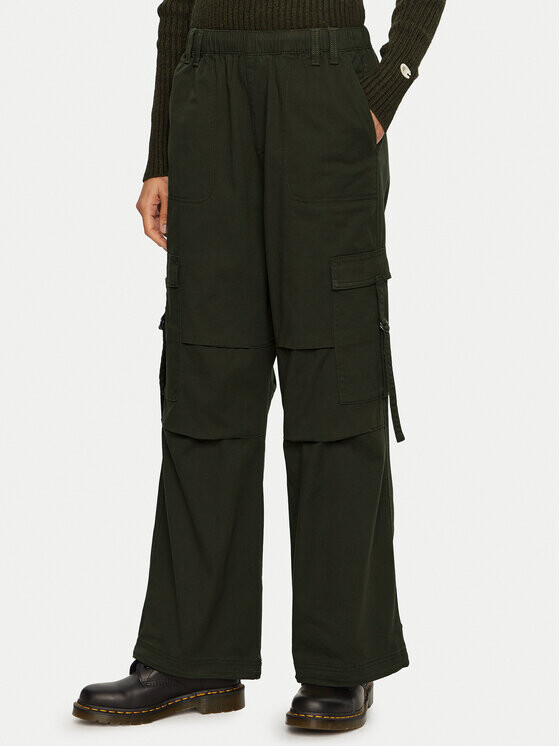 Спортивные брюки оверсайз Champion, зеленый
Спортивные брюки оверсайз Champion, зеленый