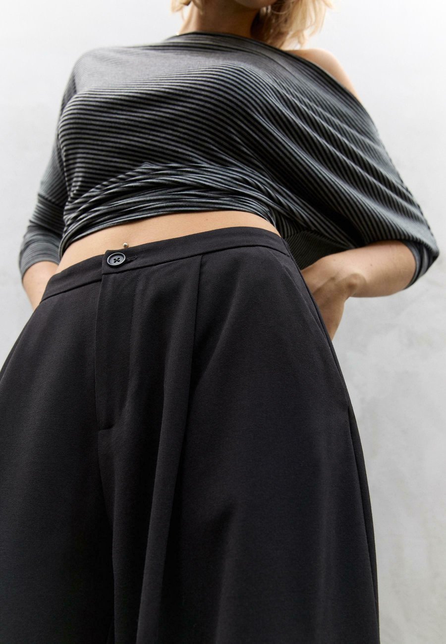 Брюки Stradivarius Trousers, Black
Брюки Stradivarius Trousers, Black