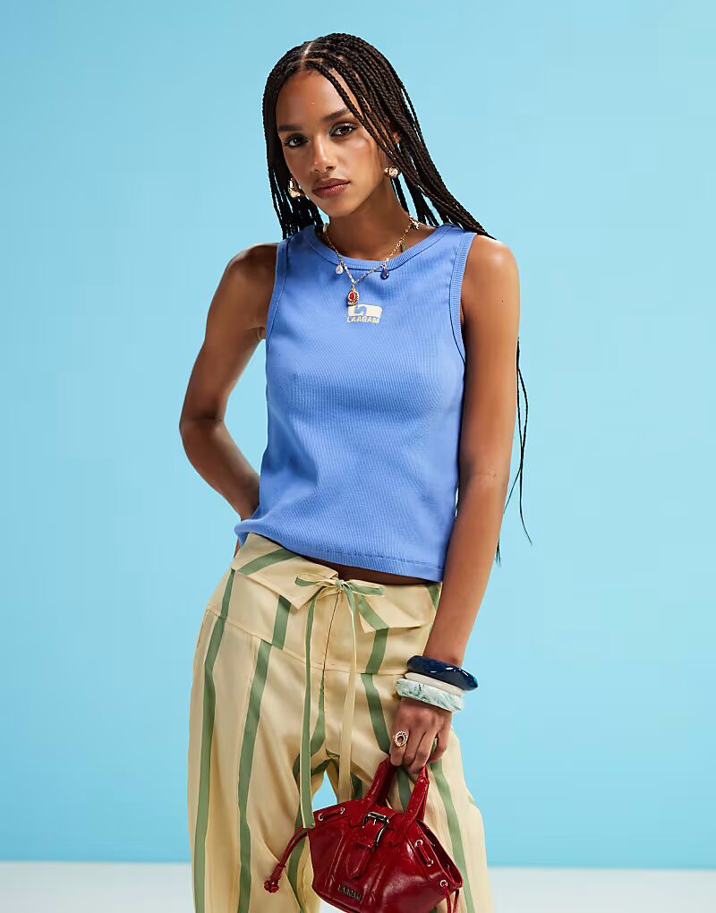 Майка с вышитым логотипом LAAGAM синего цвета
Майка с вышитым логотипом LAAGAM синего цвета