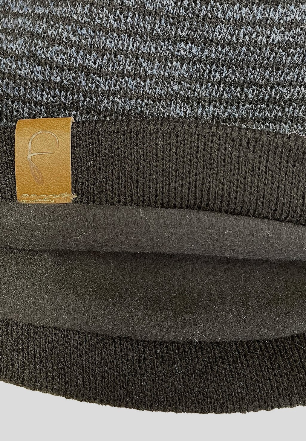 Шапка MIT GLATTER OBERFLÄCHE UND THERMO Faera, темно-синий
Шапка MIT GLATTER OBERFLÄCHE UND THERMO Faera, темно-синий