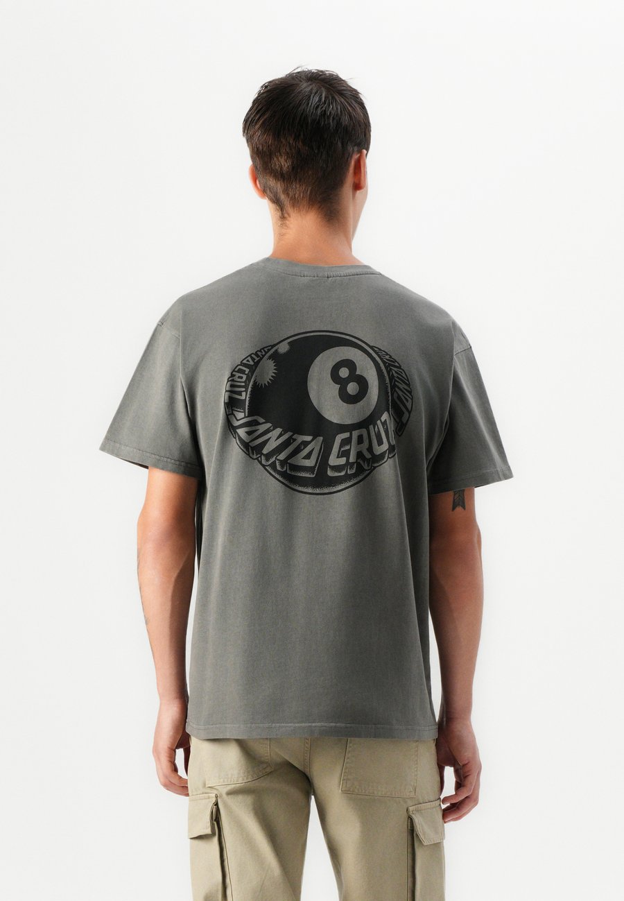 Футболка Santa Cruz WINKOWSKI EIGHTH PLANET UNISEX, Flint/Grey
Футболка Santa Cruz WINKOWSKI EIGHTH PLANET UNISEX, Flint/Grey