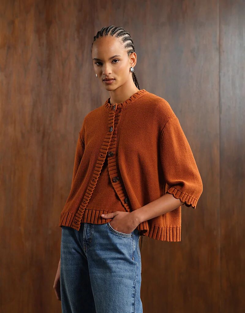 Вязаный кардиган ARKET с рукавами 3/4 и оборкой по краю цвета ржавчины
Вязаный кардиган ARKET с рукавами 3/4 и оборкой по краю цвета ржавчины