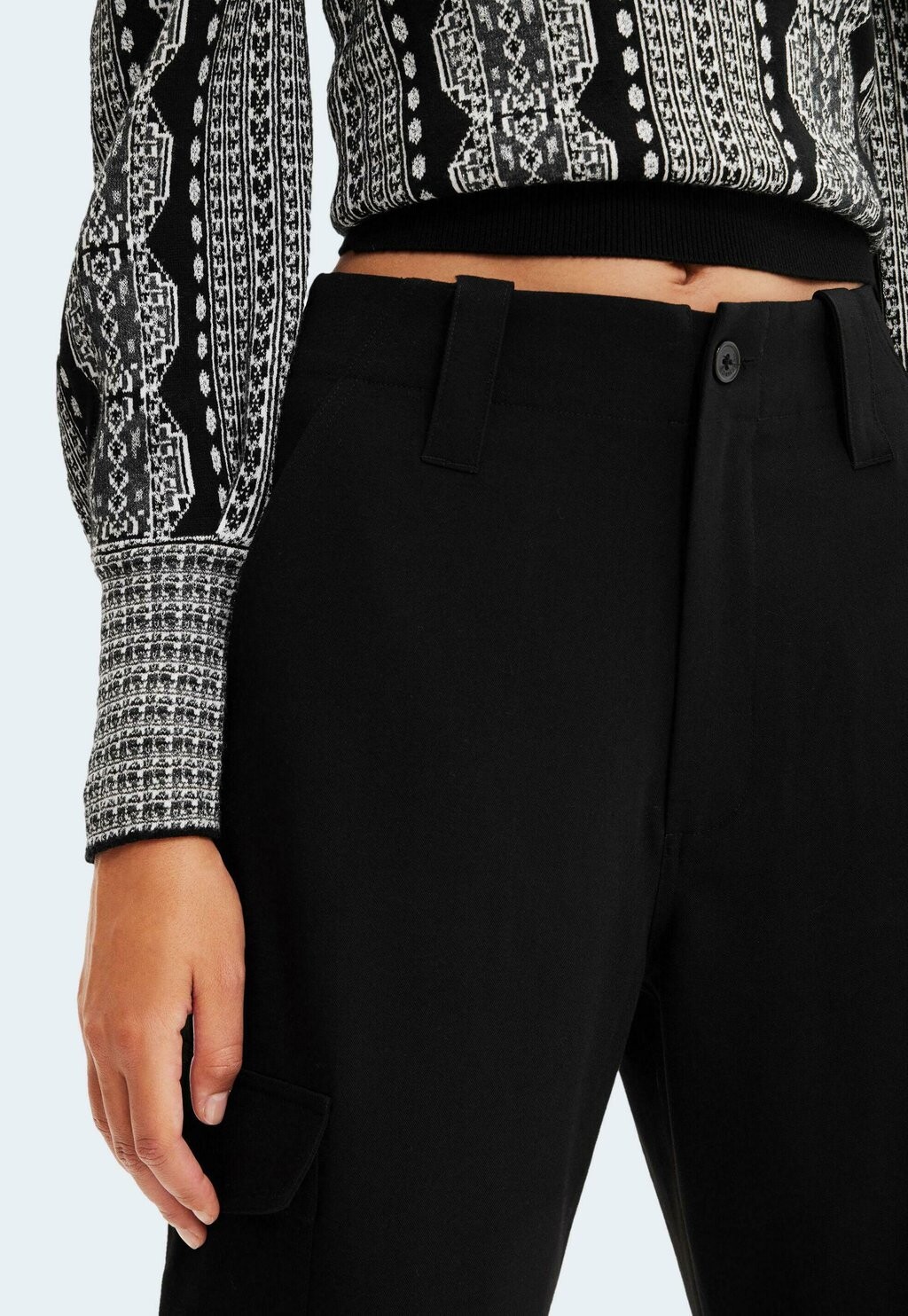 Брюки с боковыми карманами Desigual, черные
Брюки с боковыми карманами Desigual, черные