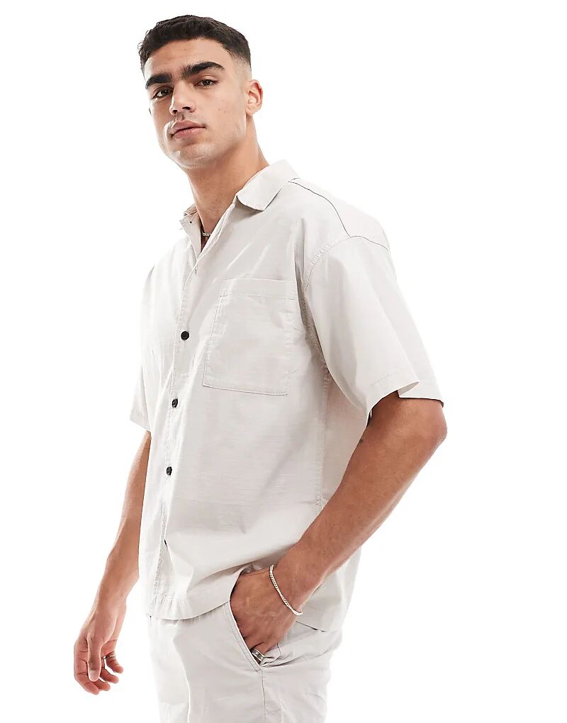 Рубашка свободного кроя Jack & Jones из фактурной ткани бежевого цвета с кнопками (часть комплекта)
Рубашка свободного кроя Jack & Jones из фактурной ткани бежевого цвета с кнопками (часть комплекта)