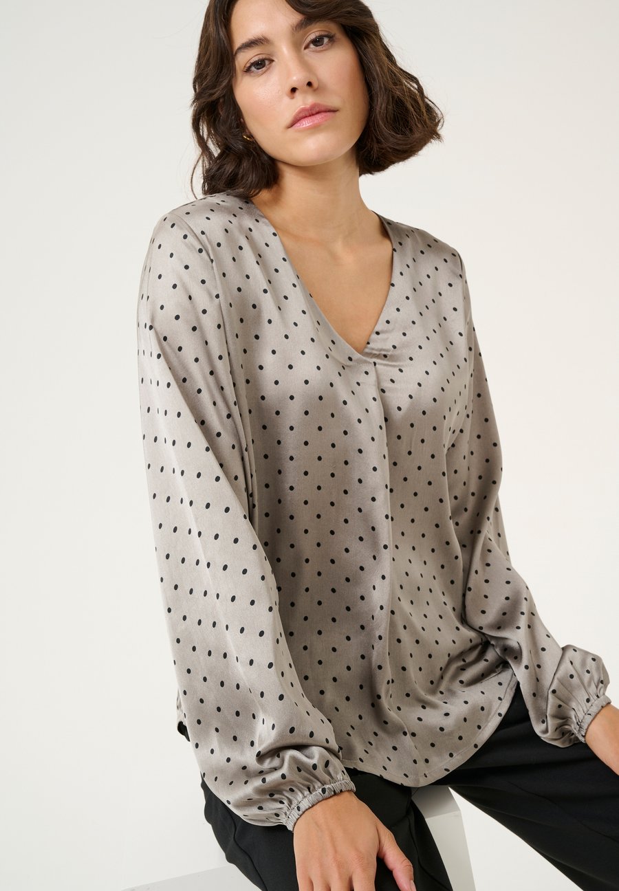 Блуза Kaffe KALUNA, Steeple Gray Black Dot/Grey
Блуза Kaffe KALUNA, Steeple Gray Black Dot/Grey