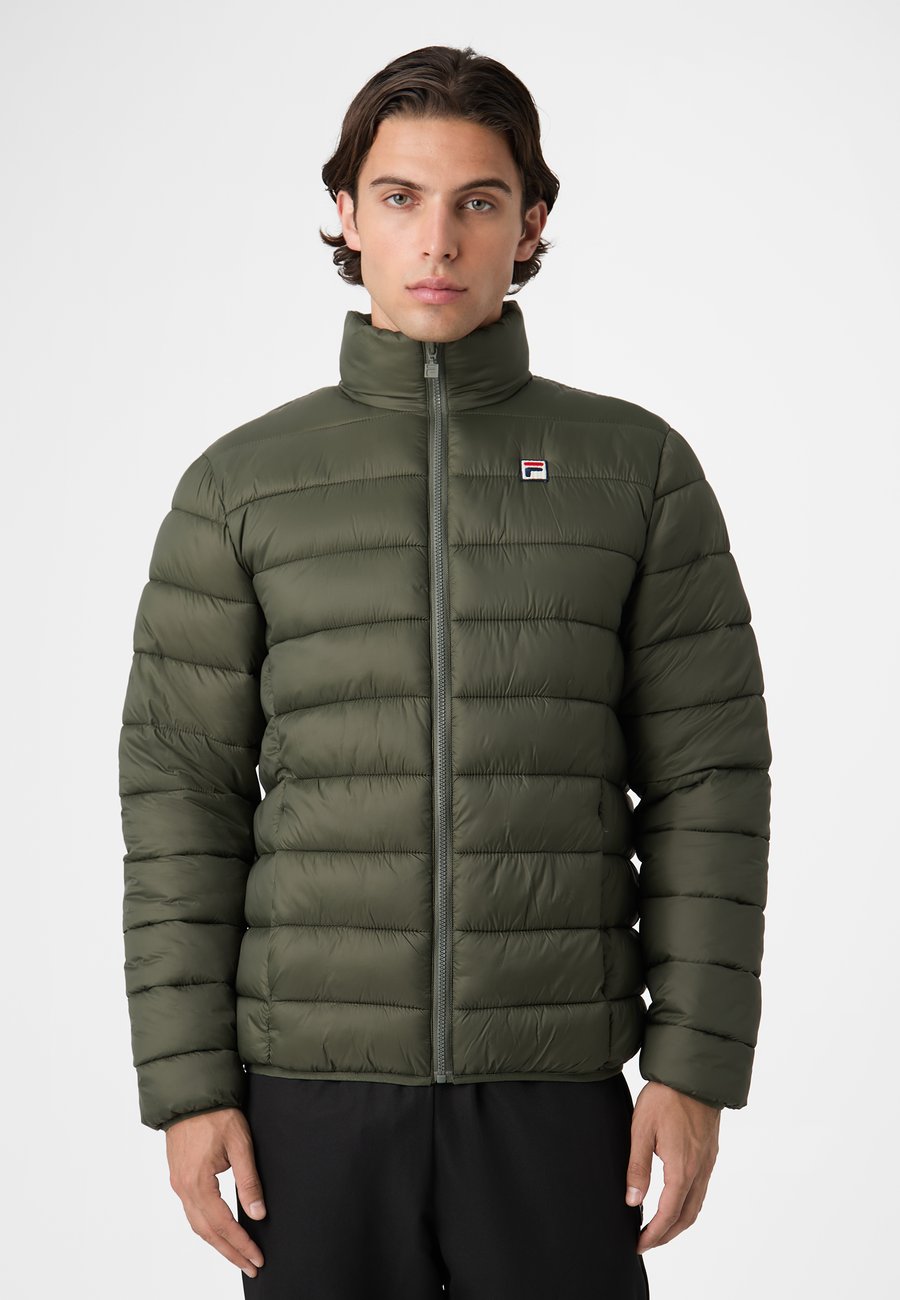 Куртка Fila MILANO REGULAR THIN PUFFER, Deep Depths/Khaki
Куртка Fila MILANO REGULAR THIN PUFFER, Deep Depths/Khaki
